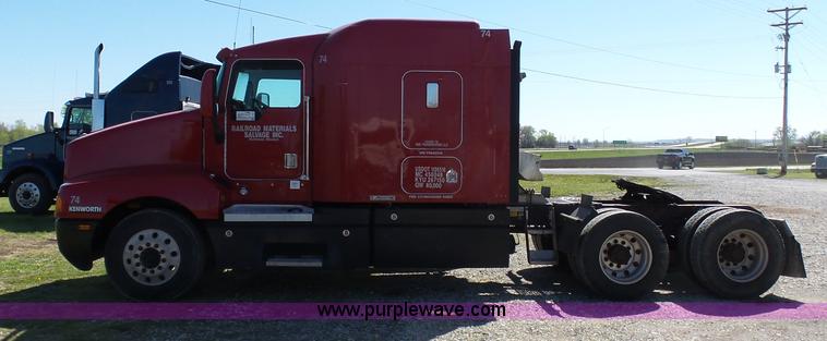 image for item K7995 2000 Kenworth T600 semi truck