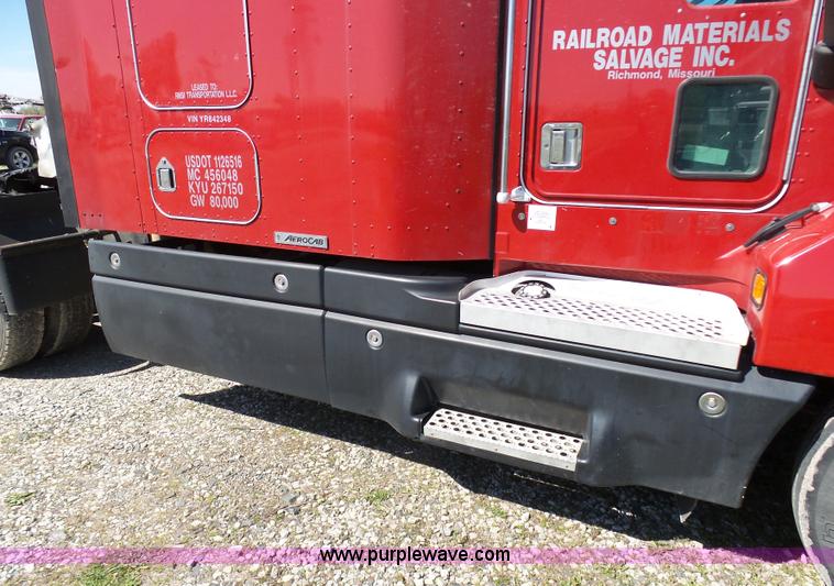 image for item K7995 2000 Kenworth T600 semi truck