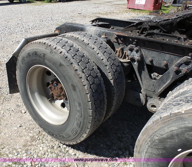 image for item K7995 2000 Kenworth T600 semi truck