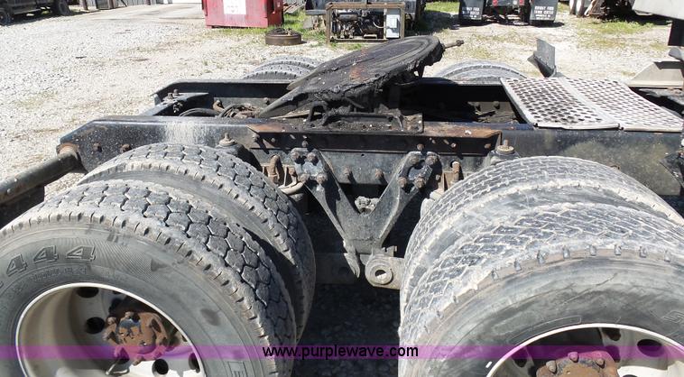 image for item K7995 2000 Kenworth T600 semi truck