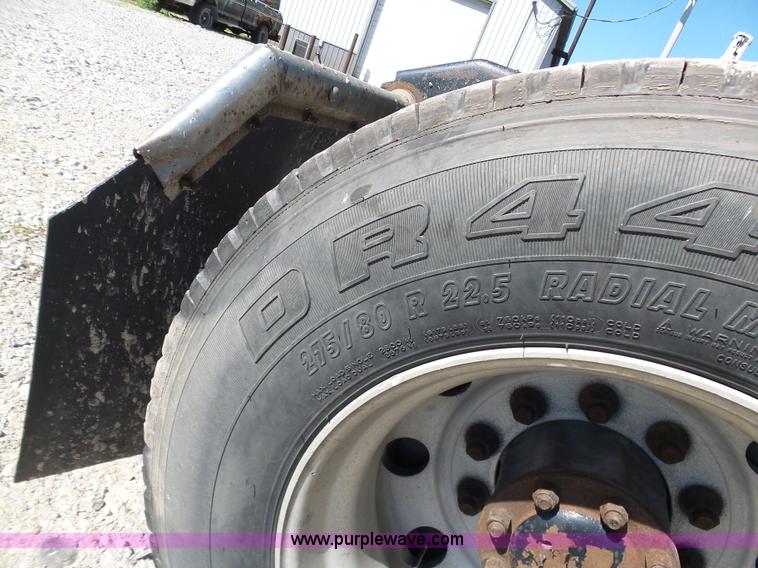 image for item K7995 2000 Kenworth T600 semi truck