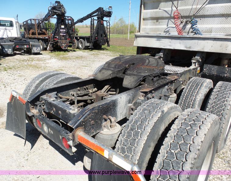 image for item K7995 2000 Kenworth T600 semi truck