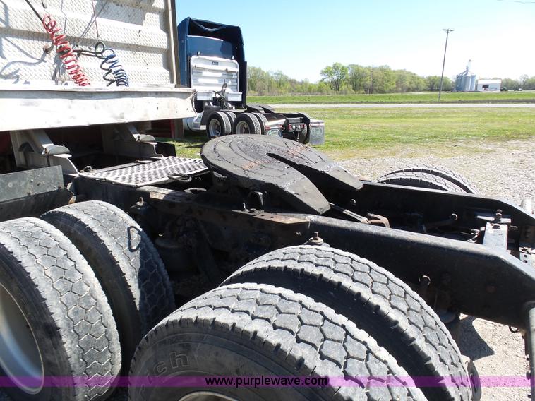 image for item K7995 2000 Kenworth T600 semi truck