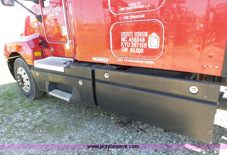 image for item K7995 2000 Kenworth T600 semi truck