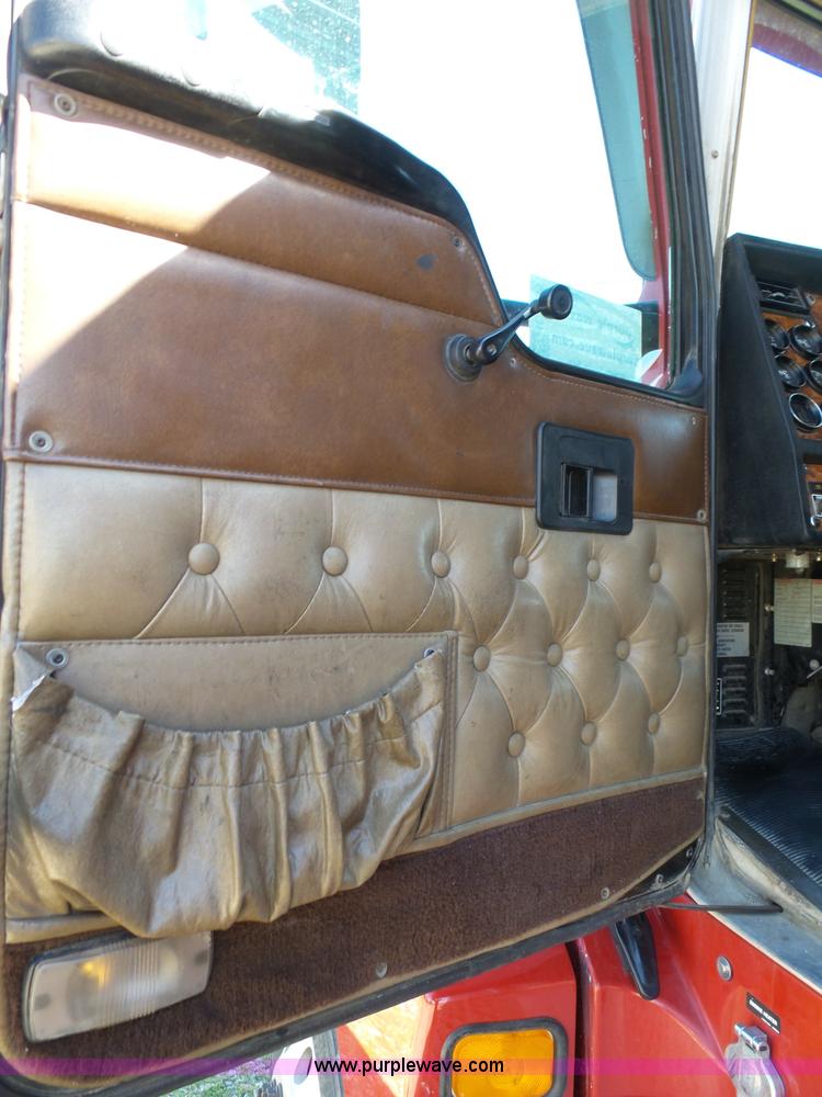 image for item K7995 2000 Kenworth T600 semi truck