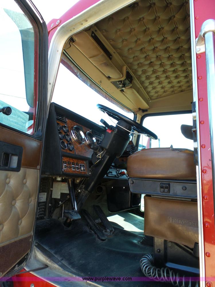 image for item K7995 2000 Kenworth T600 semi truck