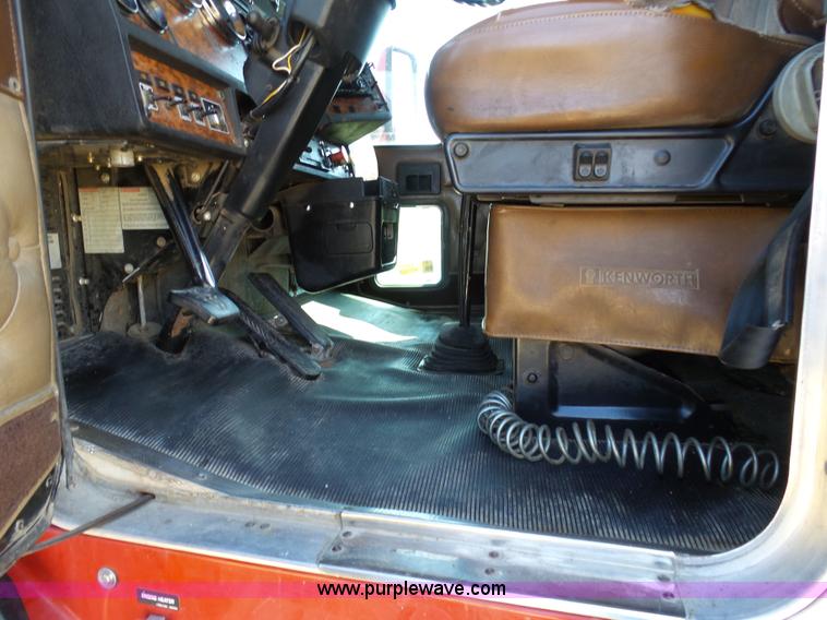 image for item K7995 2000 Kenworth T600 semi truck