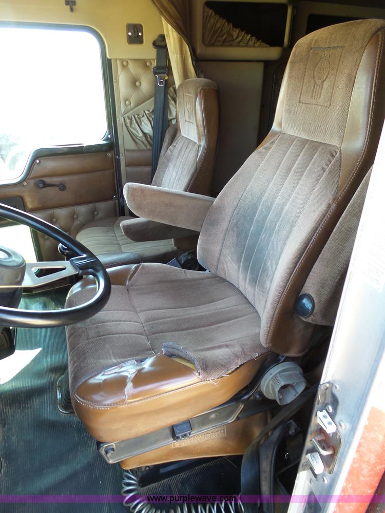 image for item K7995 2000 Kenworth T600 semi truck