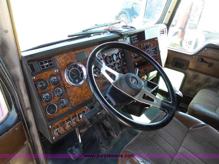 image for item K7995 2000 Kenworth T600 semi truck