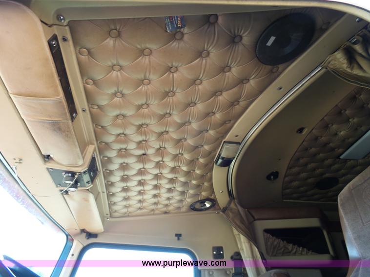 image for item K7995 2000 Kenworth T600 semi truck