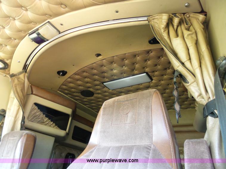 image for item K7995 2000 Kenworth T600 semi truck