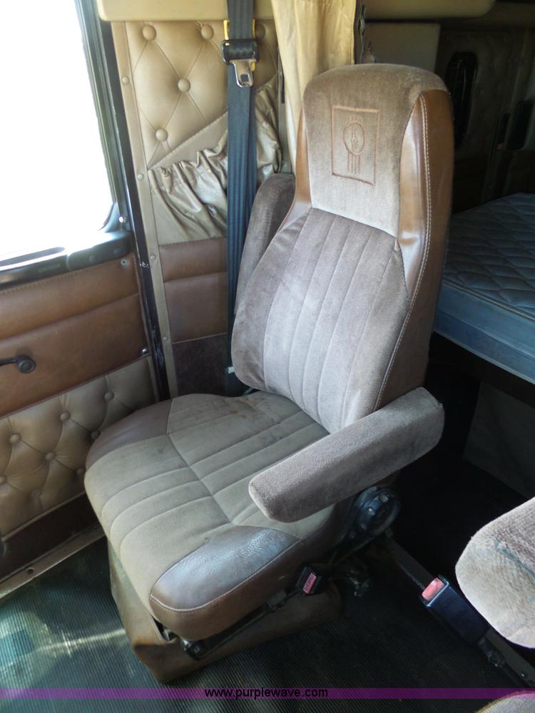 image for item K7995 2000 Kenworth T600 semi truck