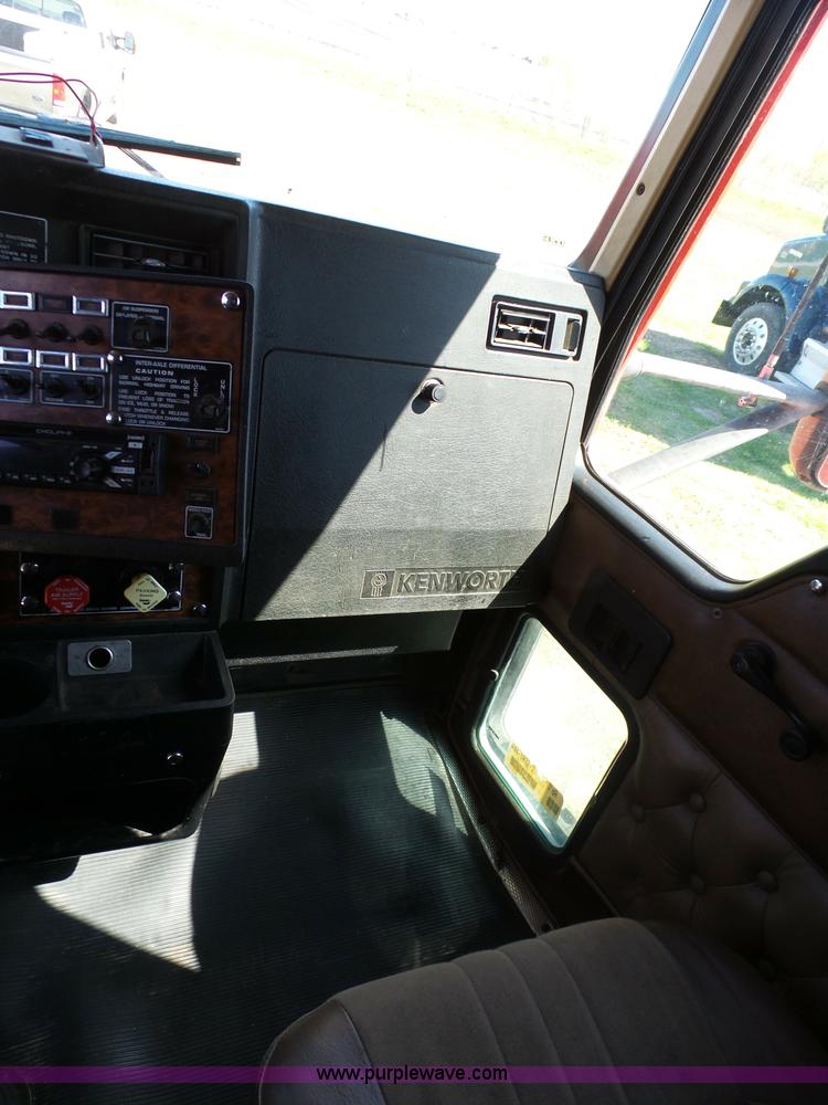 image for item K7995 2000 Kenworth T600 semi truck