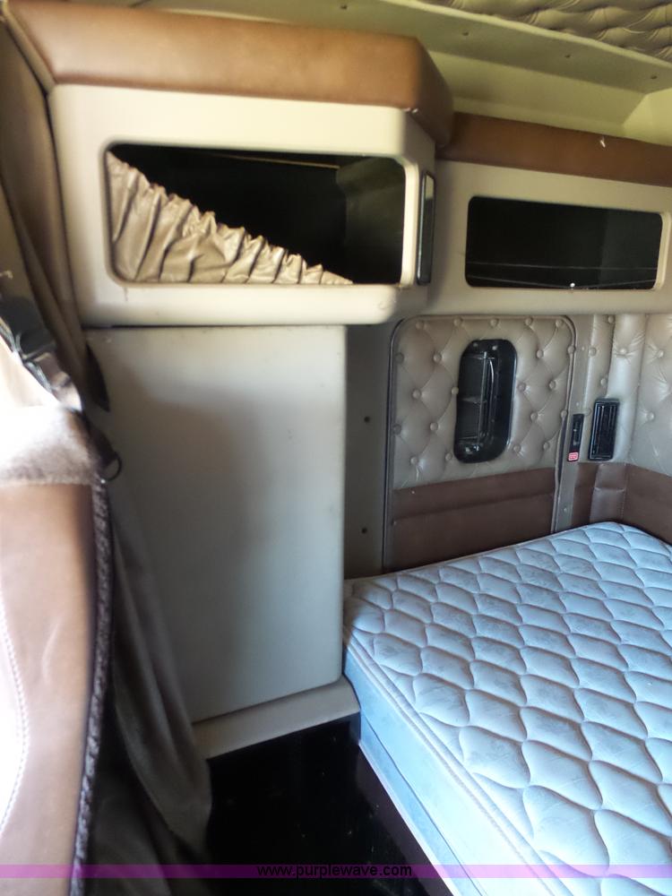 image for item K7995 2000 Kenworth T600 semi truck