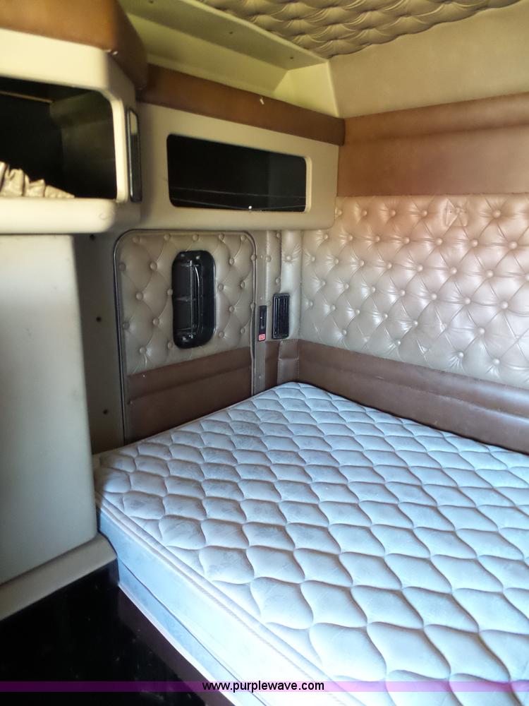 image for item K7995 2000 Kenworth T600 semi truck