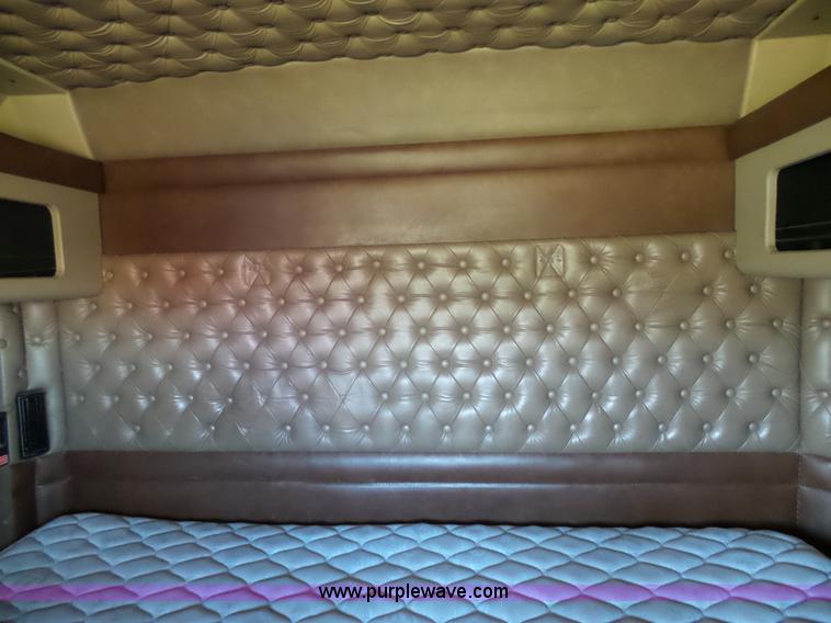 image for item K7995 2000 Kenworth T600 semi truck