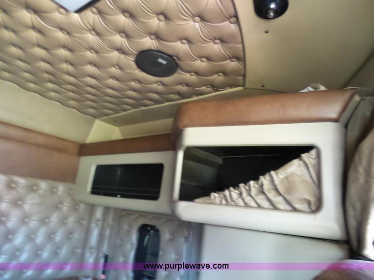 image for item K7995 2000 Kenworth T600 semi truck