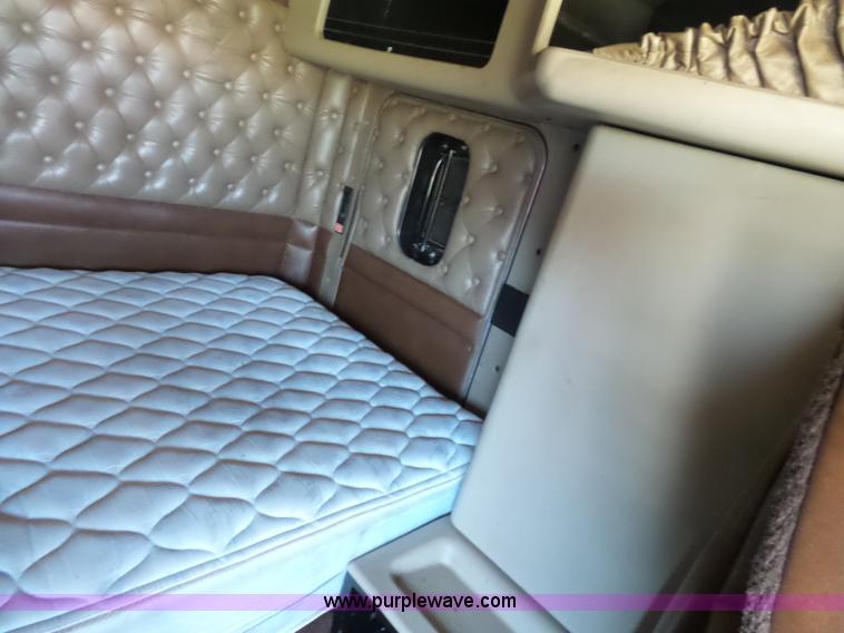 image for item K7995 2000 Kenworth T600 semi truck