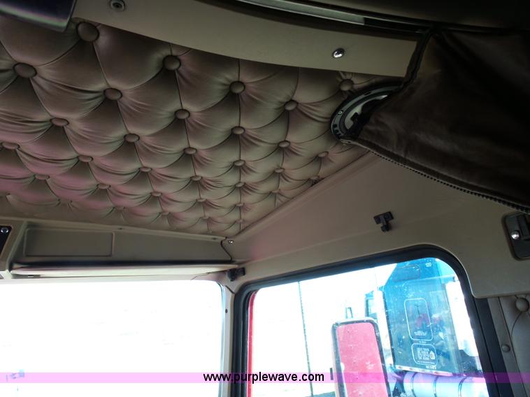 image for item K7995 2000 Kenworth T600 semi truck