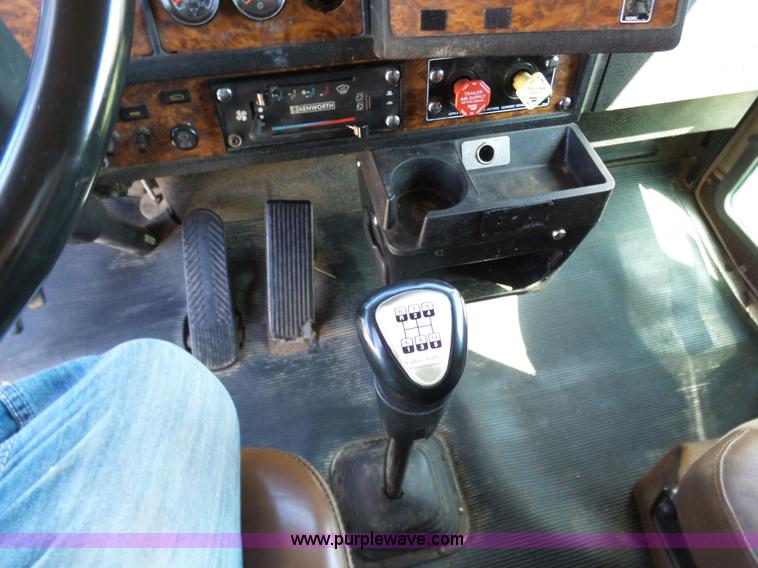 image for item K7995 2000 Kenworth T600 semi truck