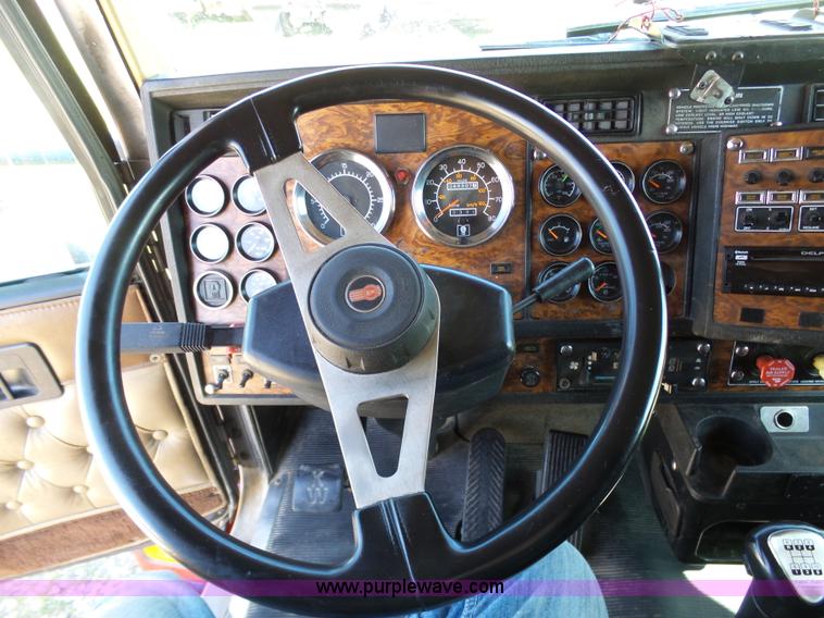 image for item K7995 2000 Kenworth T600 semi truck