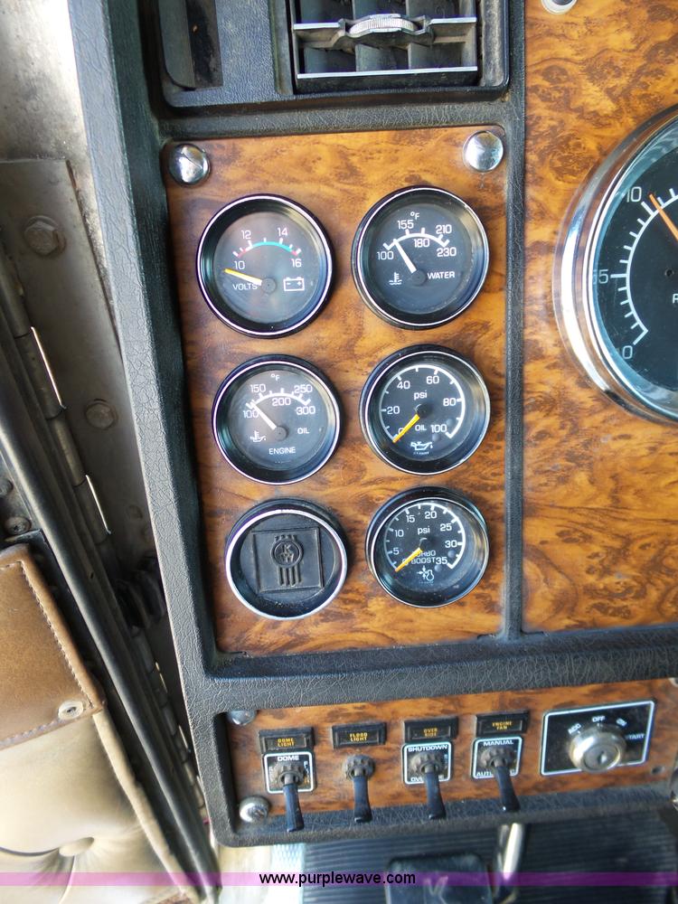 image for item K7995 2000 Kenworth T600 semi truck