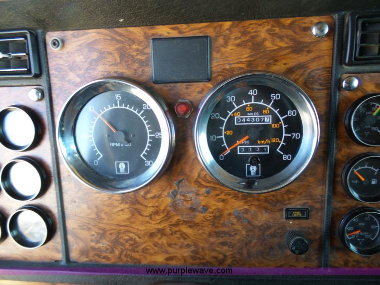 image for item K7995 2000 Kenworth T600 semi truck