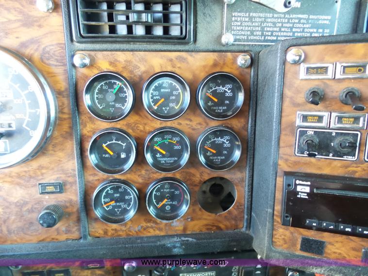 image for item K7995 2000 Kenworth T600 semi truck