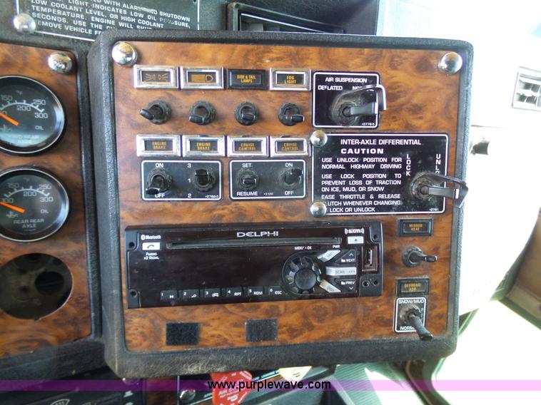 image for item K7995 2000 Kenworth T600 semi truck