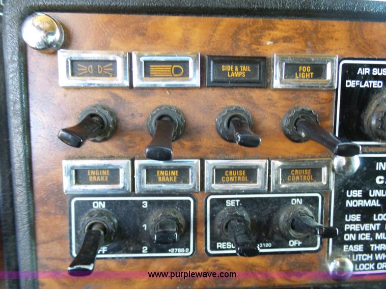 image for item K7995 2000 Kenworth T600 semi truck