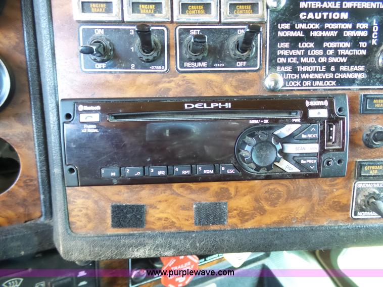 image for item K7995 2000 Kenworth T600 semi truck