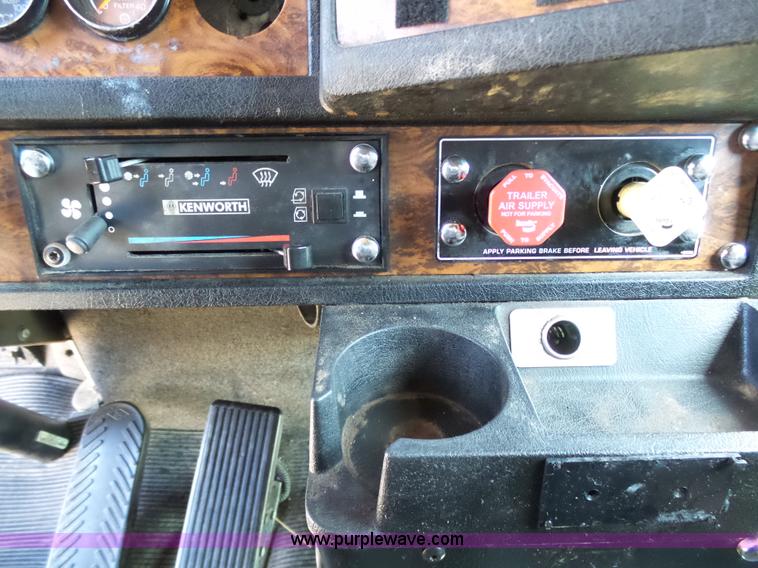 image for item K7995 2000 Kenworth T600 semi truck