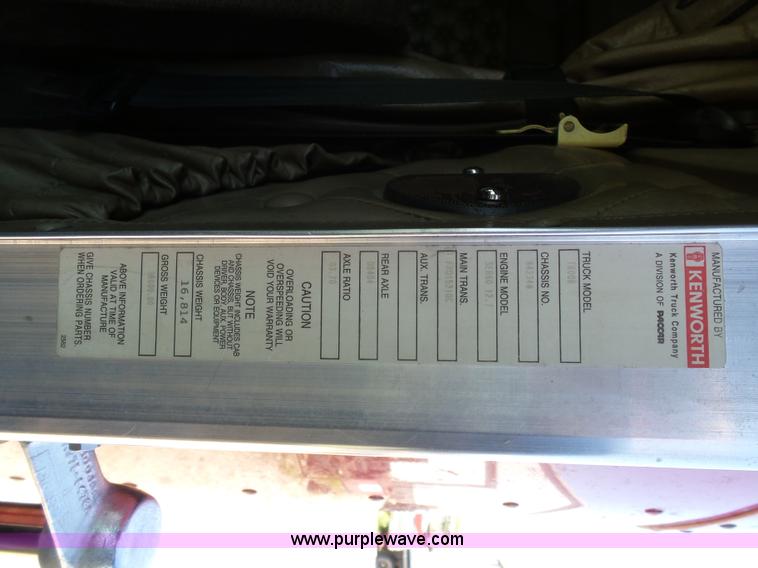 image for item K7995 2000 Kenworth T600 semi truck