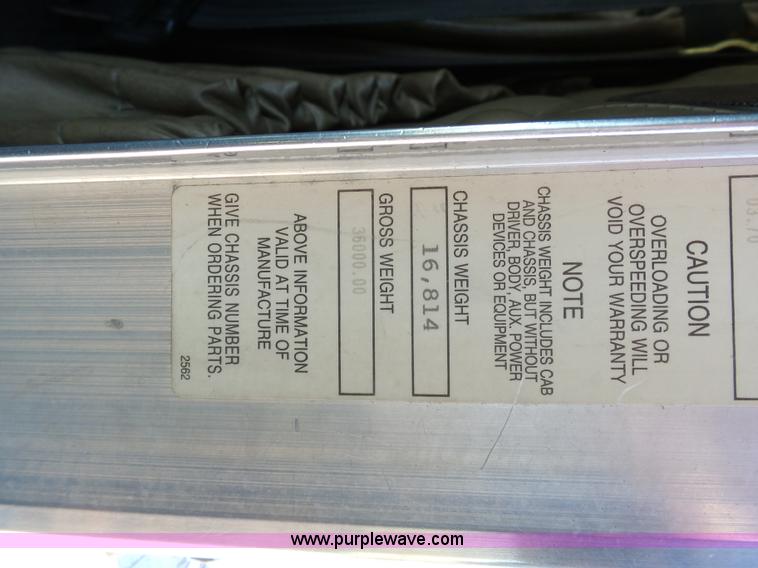 image for item K7995 2000 Kenworth T600 semi truck