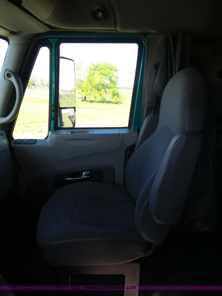 image for item L5801 2010 International ProStar semi truck