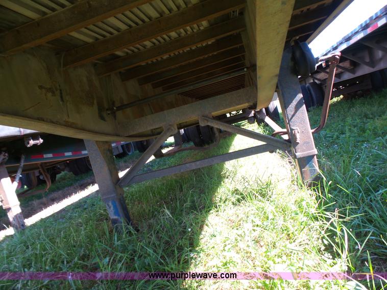 image for item L5804 1999 Utility FS2CHA flatbed trailer
