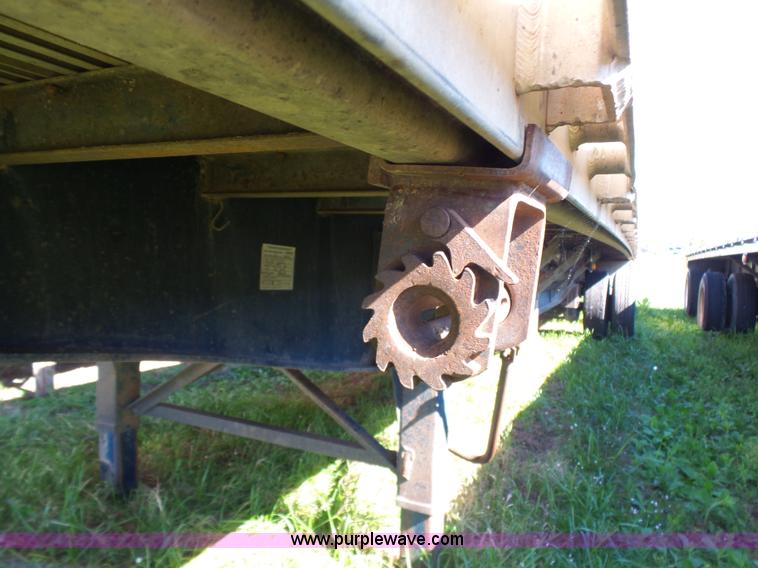 image for item L5804 1999 Utility FS2CHA flatbed trailer