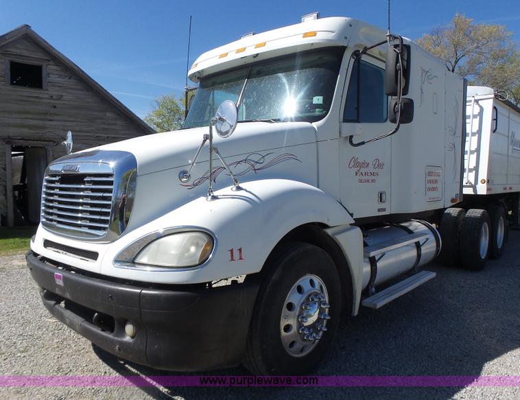 image for item L6017 2004 Freightliner Columbia semi truck