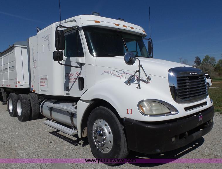 image for item L6017 2004 Freightliner Columbia semi truck