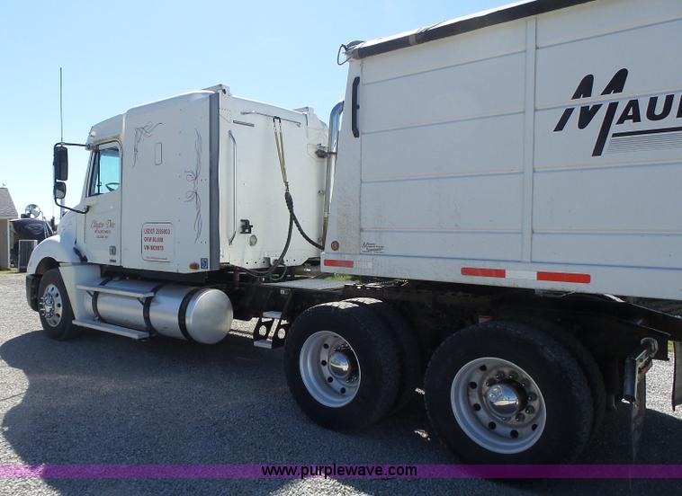 image for item L6017 2004 Freightliner Columbia semi truck