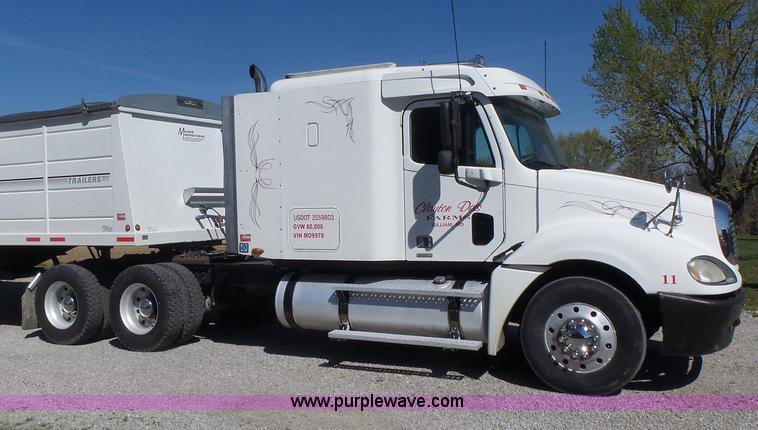 image for item L6017 2004 Freightliner Columbia semi truck