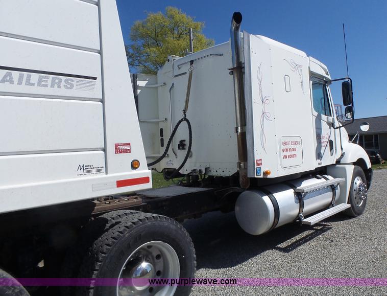 image for item L6017 2004 Freightliner Columbia semi truck