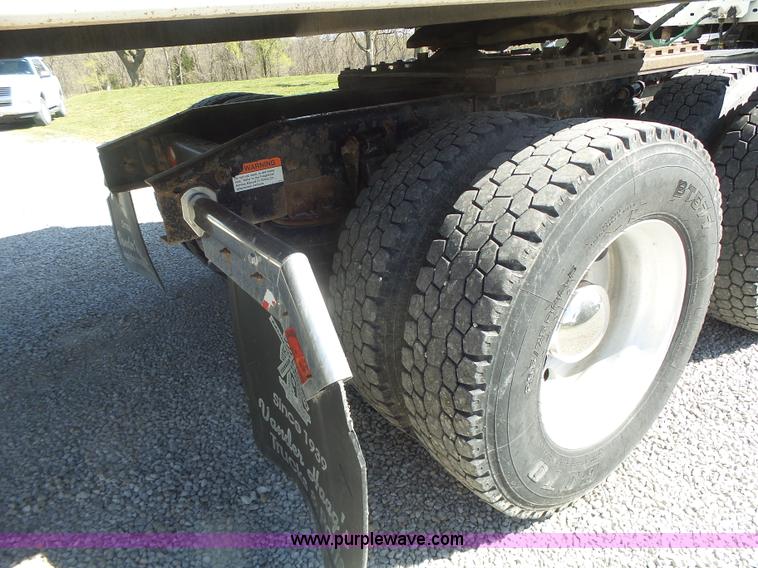 image for item L6017 2004 Freightliner Columbia semi truck