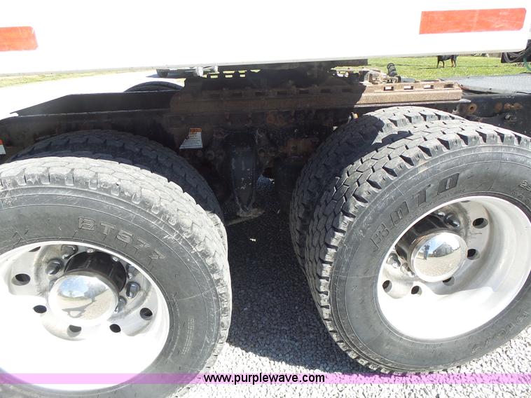 image for item L6017 2004 Freightliner Columbia semi truck