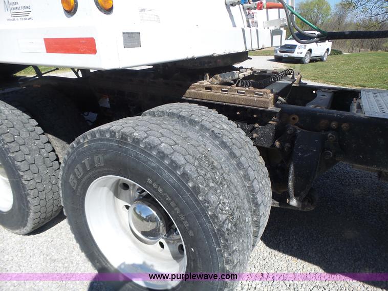 image for item L6017 2004 Freightliner Columbia semi truck