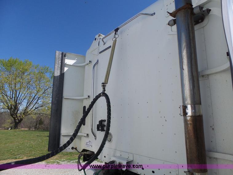 image for item L6017 2004 Freightliner Columbia semi truck