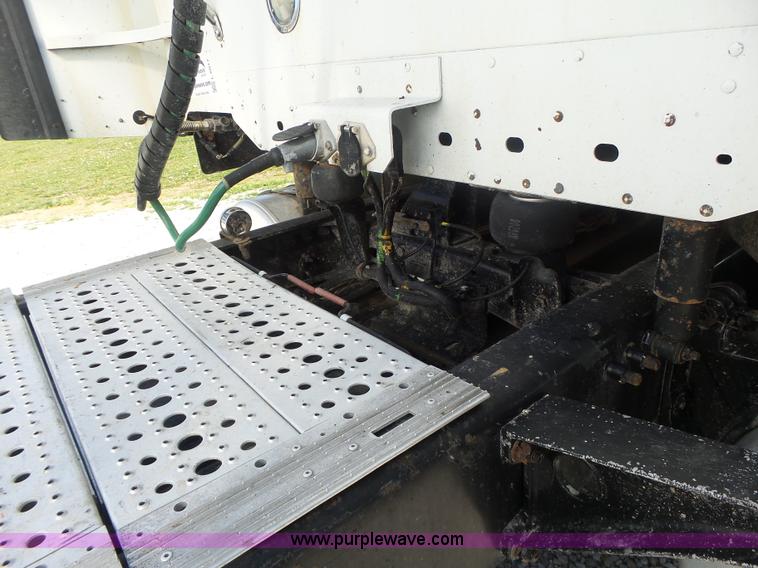 image for item L6017 2004 Freightliner Columbia semi truck