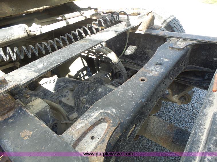 image for item L6017 2004 Freightliner Columbia semi truck