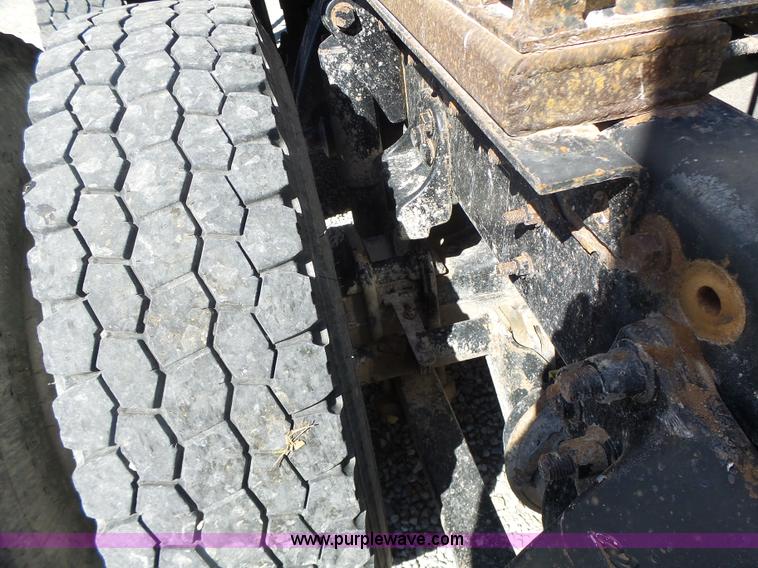 image for item L6017 2004 Freightliner Columbia semi truck