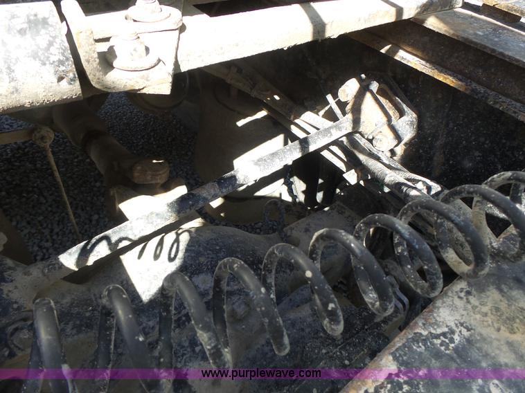 image for item L6017 2004 Freightliner Columbia semi truck